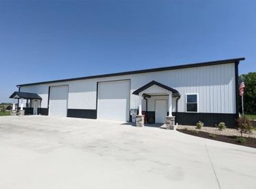 Commercial pole building for business use